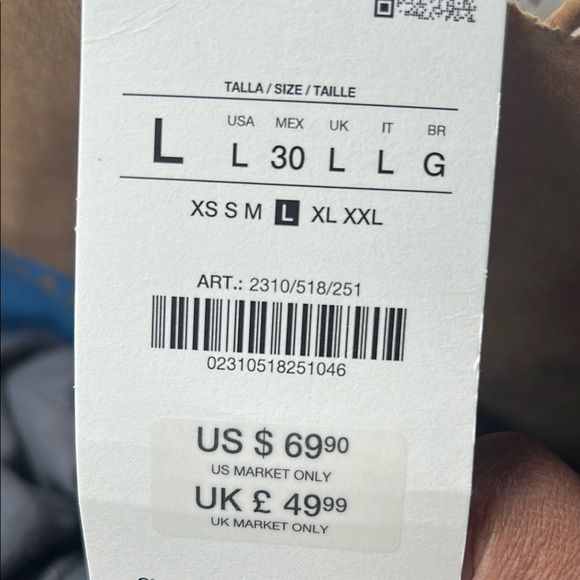 Elegant White Blazer with Rolled-Up Sleeves Zara blazer in stores now for 70 - Picture 2 of 6